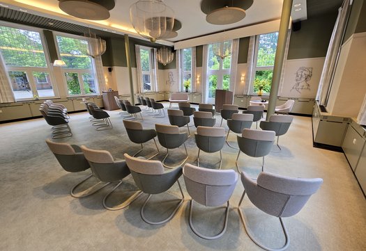 Raadzaal met stoelen