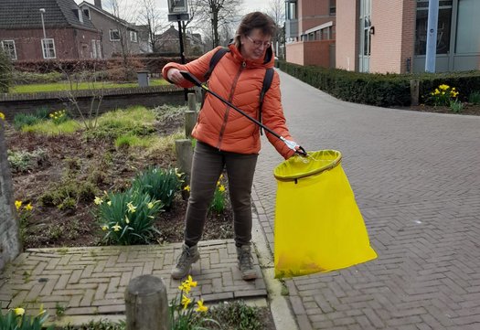 ZAP'er doet afval in een gele zak