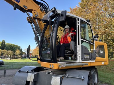 Wethouder Anne Cristien Spekle in een graafmachine