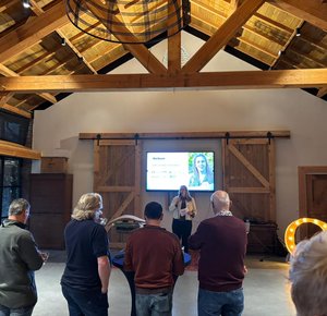 Wethouder Spekle houdt een toespraak voor ondernemers