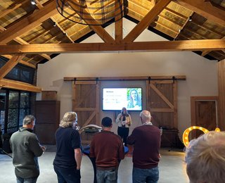 Wethouder Spekle houdt een toespraak voor ondernemers