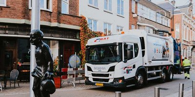 Vrachtwagen van BAT rijdt door straat