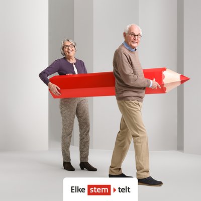 twee mannen met een rood potlood om mee te gaan stemmen