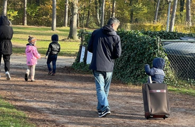 vluchtelingen op weg naar hun opvanglocatie