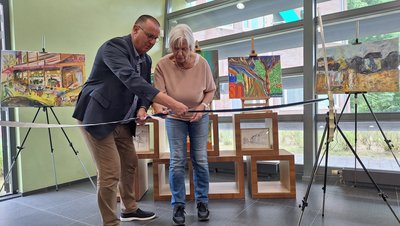 Wethouder Dankers knipt lintje door 