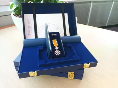 Lintje gepresenteerd in een bewaardoos