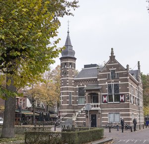 Voorkant raadhuis aan de Lind 56