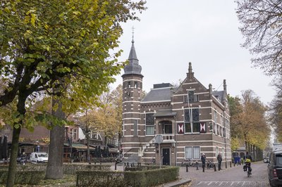 Voorkant raadhuis aan de Lind 56