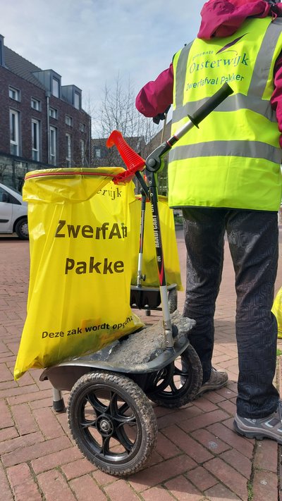 foto van zwerf afval pakkers