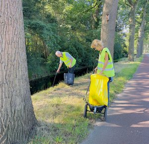 ZAPpers aan het werk met afvalzakken en knijper