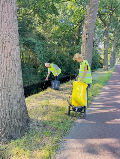 ZAPpers aan het werk met afvalzakken en knijper
