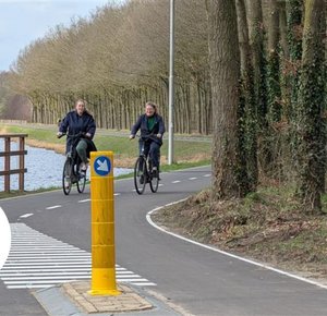 Twee fietsers op een fietspad