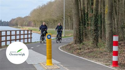 Twee fietsers op een fietspad