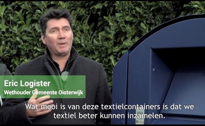 wethouder bij textielcontainer