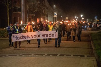 spandoek: fakkels voor vrede, burgemeester janssen, 2 inwoners