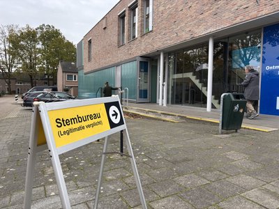 voorkant de Coppele met bord stembureau