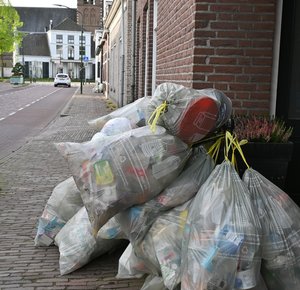 PMD zakken op een stapel