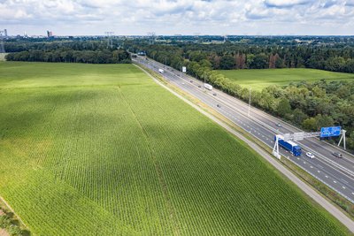 groen landschap met snelweg ertussen