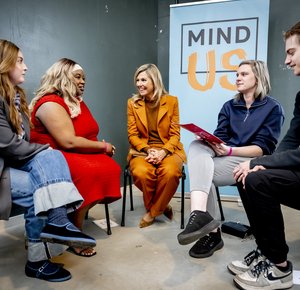 Koningin Maxima in gesprek met jongeren
