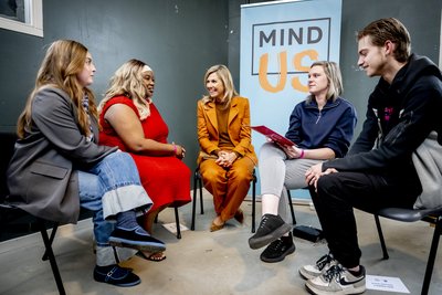 Koningin Maxima in gesprek met jongeren
