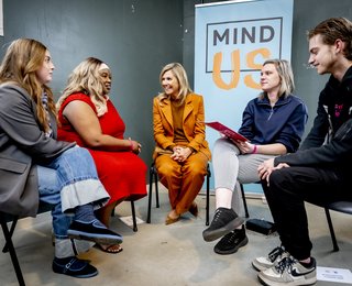 Koningin Maxima in gesprek met jongeren