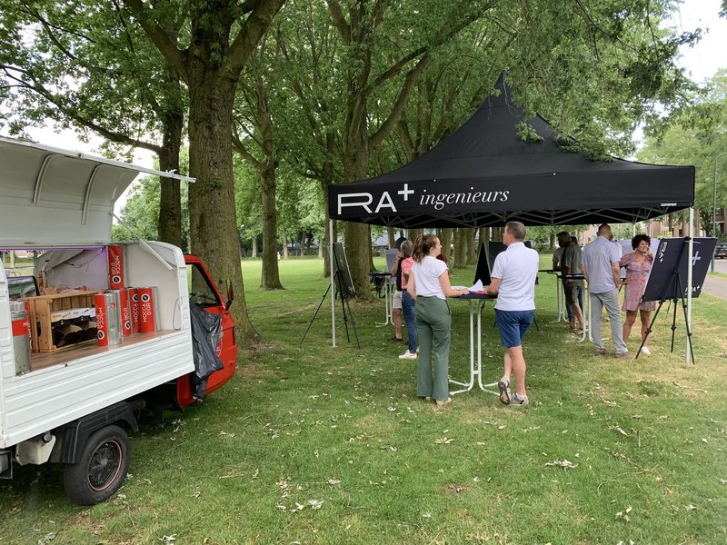 Mensen bij infostand RA+ voor informatie