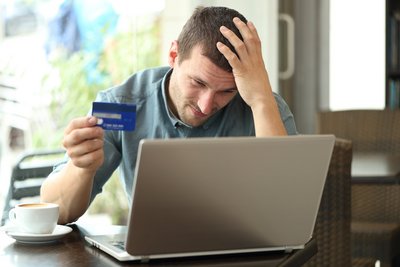 man achter computer