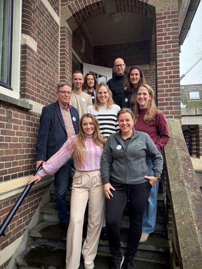 Leden werkgroep kletsklopjes op trap raadhuis