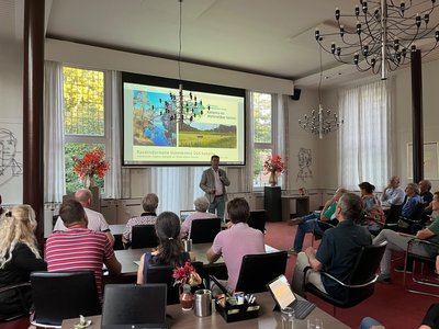 Groep mensen in raadzaal