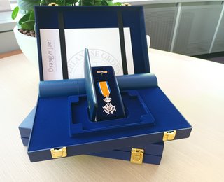 blauwe koffer waarin lintje ligt
