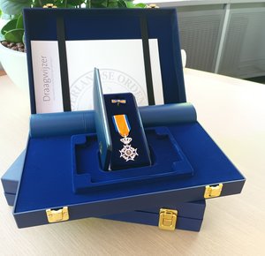 blauwe koffer waarin lintje ligt