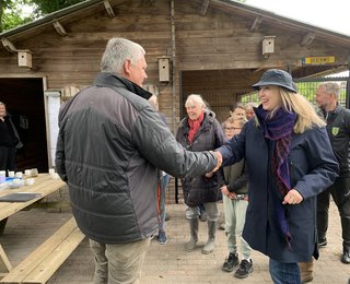 Wethouder Spekle en Hans Gelen geven elkaar een hand