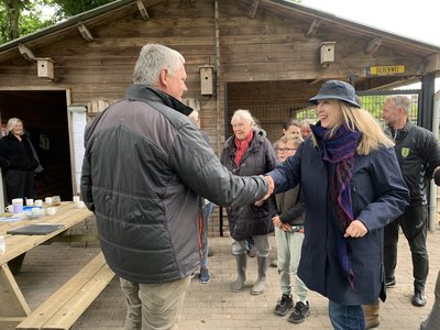 Wethouder Spekle en Hans Gelen geven elkaar een hand
