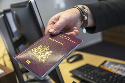 overhandiging van paspoort 