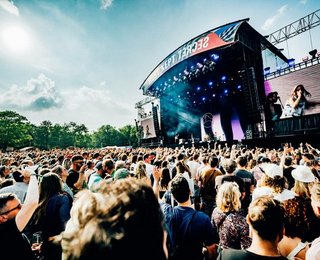 Feestende mensen voor podium