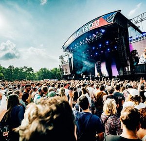 Feestende mensen voor podium