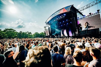 Feestende mensen voor podium