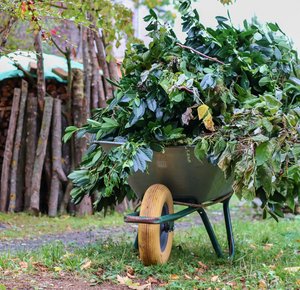 Foto kruiwagen met tuinafval