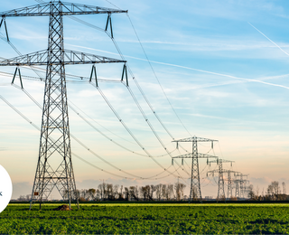 Elektriciteitsmast bij opkomende zon