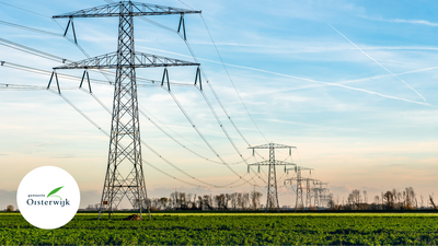 Elektriciteitsmast bij opkomende zon