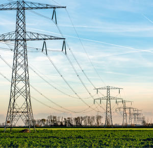 Elektriciteitsmast bij opkomende zon