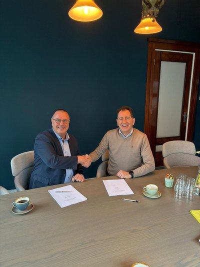 Hand schuddende mannen