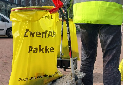 ZAP'er met karretje waar afval in verzameld wordt