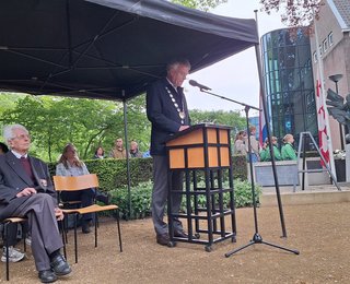 burgemeester Hans Janssen houdt toespraak