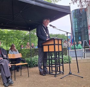 burgemeester Hans Janssen houdt toespraak
