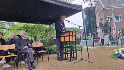 burgemeester Hans Janssen houdt toespraak