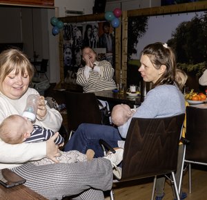 Moeders met elkaar in gesprek