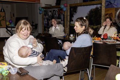 Moeders met elkaar in gesprek