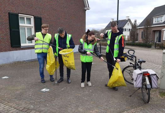 4 ZAP'ers doen afval in gele zakken