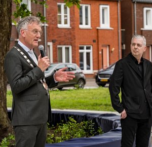 Burgemeester Janssen onthult kunstwerk op KVL-terrein.